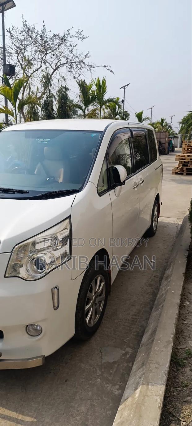 Toyota Noah 2012 Pearl