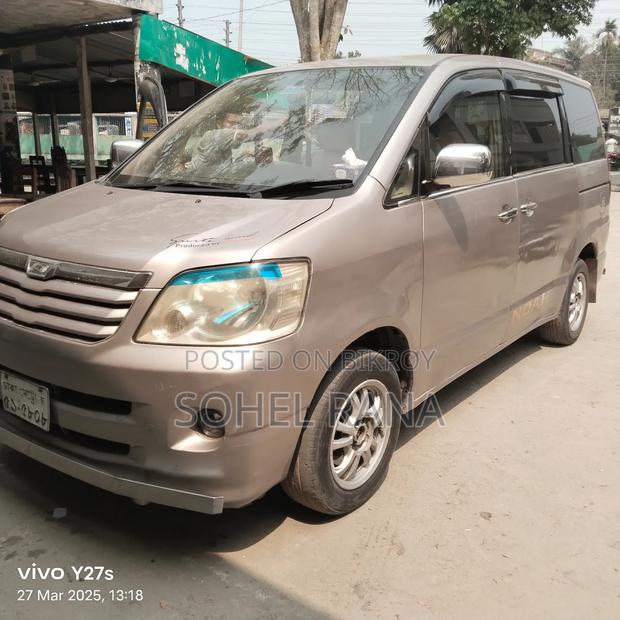 Toyota Noah 2002 Gold