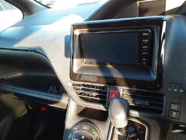 Toyota Noah 2021 Silver