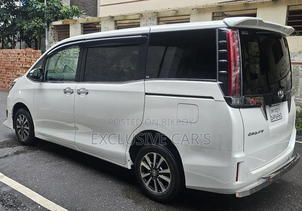 Toyota Esquire 2019 Pearl