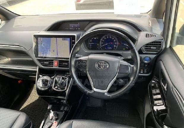 Toyota Esquire 2021 Pearl