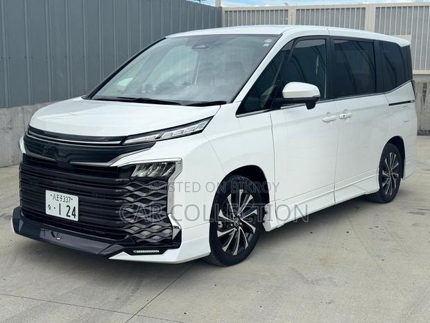 Toyota Voxy 2023 Pearl