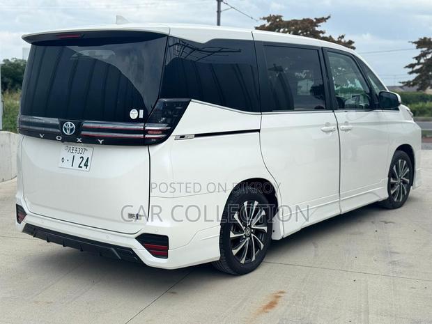 Toyota Voxy 2023 Pearl