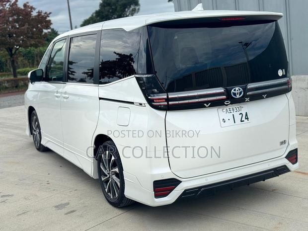 Toyota Voxy 2023 Pearl