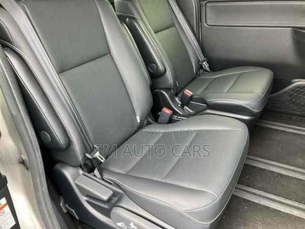 Toyota Esquire 1.8 FWD Hybrid (7 Seater) 2021 Silver