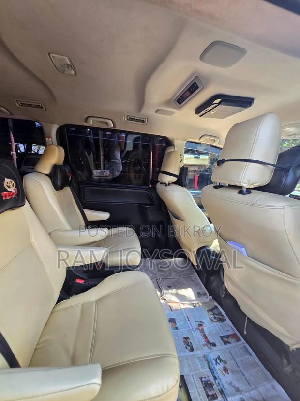 Toyota Esquire 1.8 FWD Hybrid (7 Seater) 2014 White