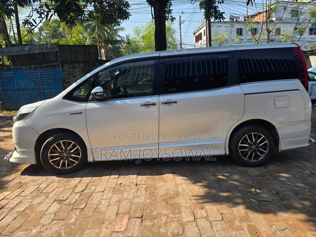 Toyota Esquire 1.8 FWD Hybrid (7 Seater) 2014 White
