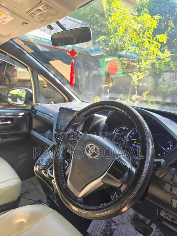 Toyota Esquire 1.8 FWD Hybrid (7 Seater) 2014 White