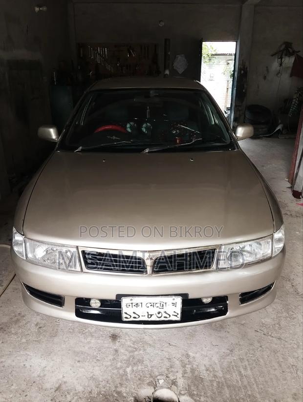 Mitsubishi Lancer 2000 Gold