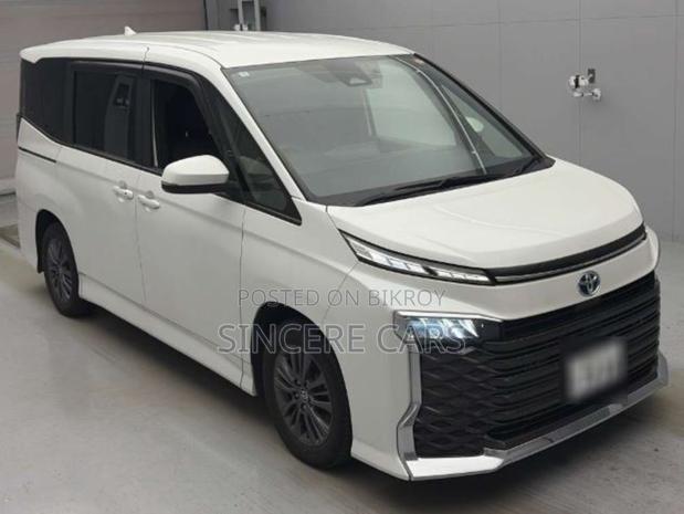Toyota Voxy 2022 Pearl