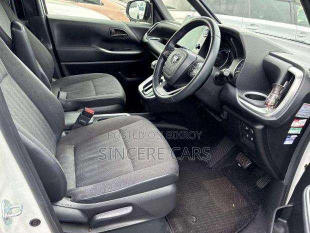 Toyota Voxy 2022 Pearl