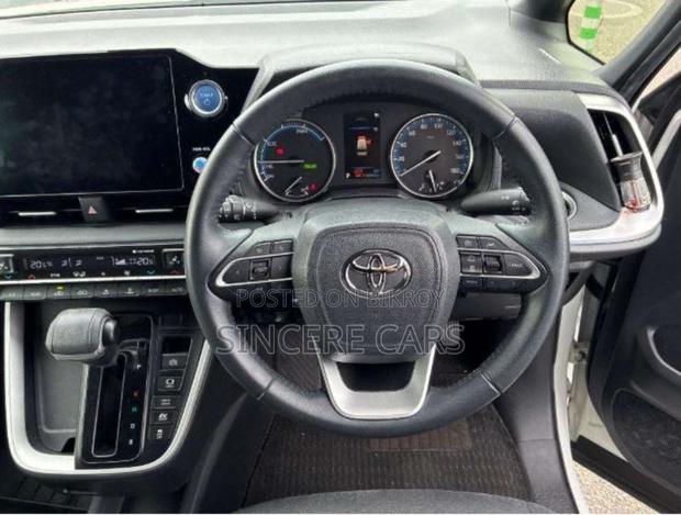 Toyota Voxy 2022 Pearl