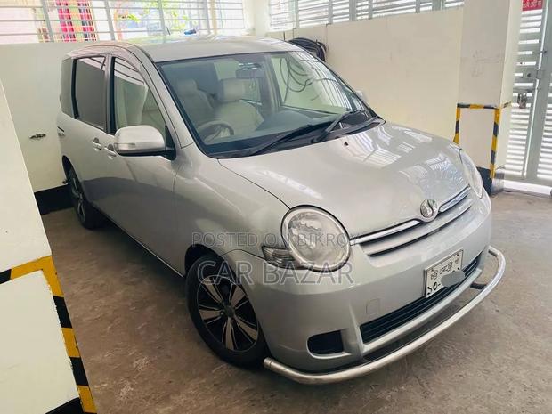 Toyota Sienta 1.5 FWD 2010 Silver