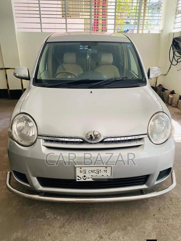 Toyota Sienta 1.5 FWD 2010 Silver