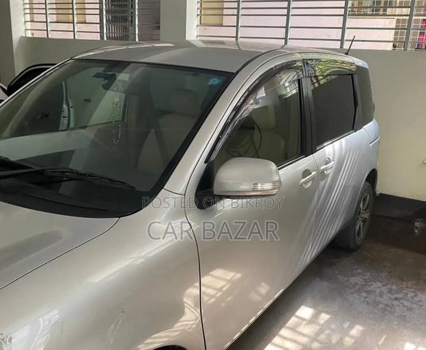 Toyota Sienta 1.5 FWD 2010 Silver