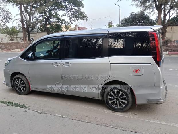 Toyota Noah 2016 Silver