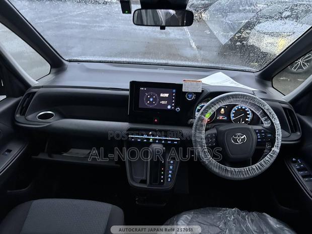 Toyota Noah 2022 Silver