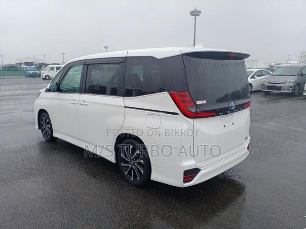 Toyota Noah 2024 Pearl