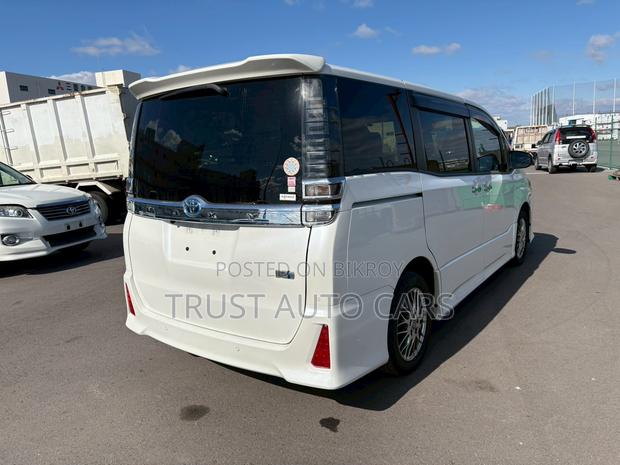 Toyota Voxy 2021 Pearl