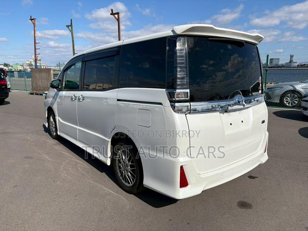 Toyota Voxy 2021 Pearl