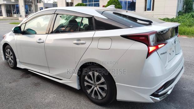 Toyota Prius 2021 White