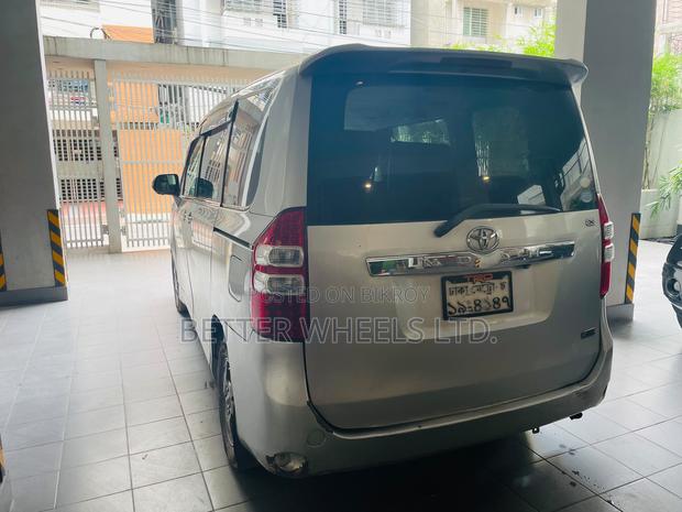 Toyota Noah 2.0 143hp FWD (8 Seater) 2011 Silver