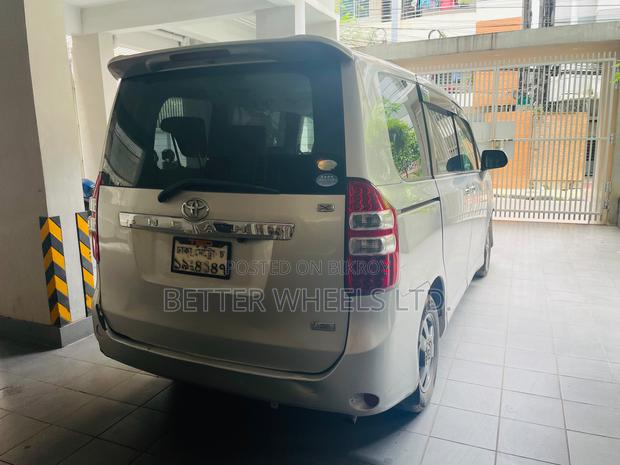 Toyota Noah 2.0 143hp FWD (8 Seater) 2011 Silver