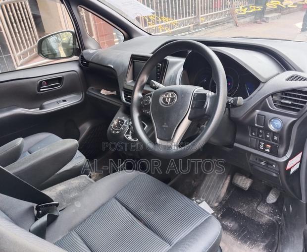Toyota Noah 2021 Silver