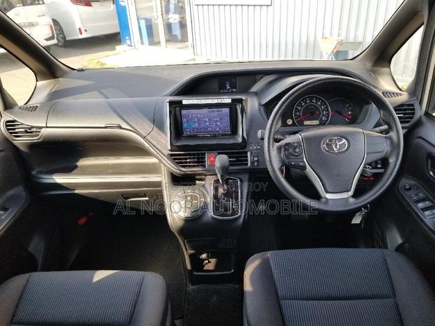 Toyota Noah 2021 Silver