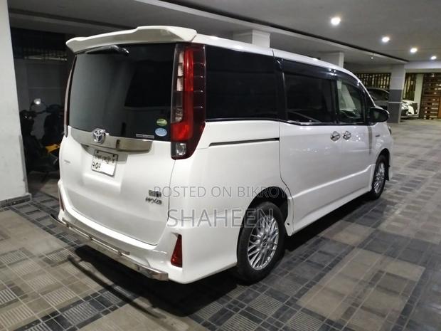 Toyota Noah 1.8 FWD Hybrid (7 seater) 2017 Pearl