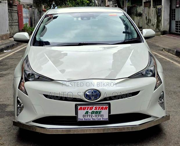 Toyota Prius Two 2017 Pearl