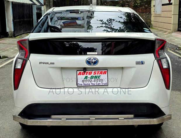 Toyota Prius Two 2017 Pearl
