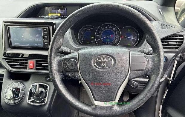 Toyota Noah 2021 Silver