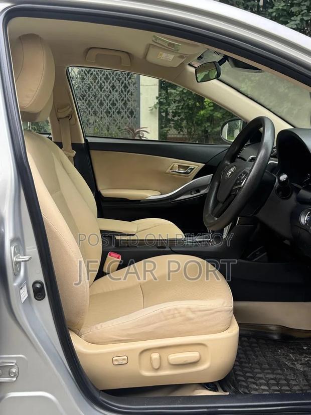 Toyota Premio 2018 Silver