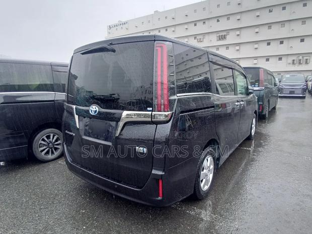 Toyota Esquire 1.8 FWD Hybrid (7 Seater) 2021 Black