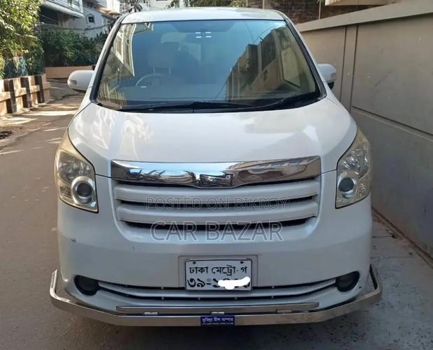 Toyota Noah 2.0 143hp FWD (8 Seater) 2009 White