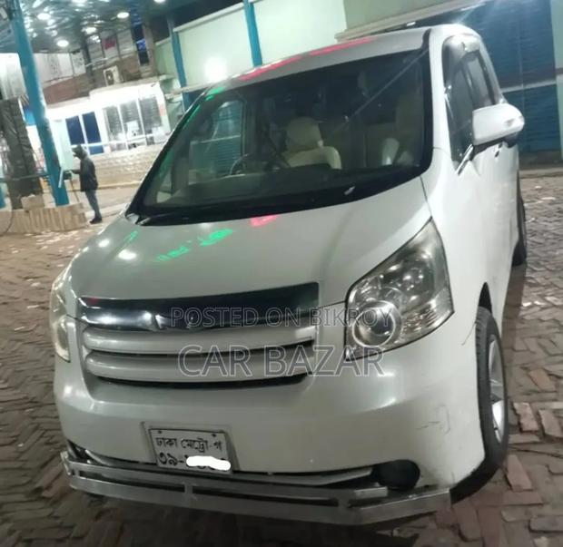 Toyota Noah 2.0 143hp FWD (8 Seater) 2009 White