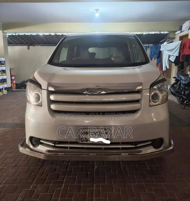 Toyota Noah 2.0 143hp FWD (8 Seater) 2009 White