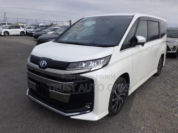 Toyota Noah 2023 White