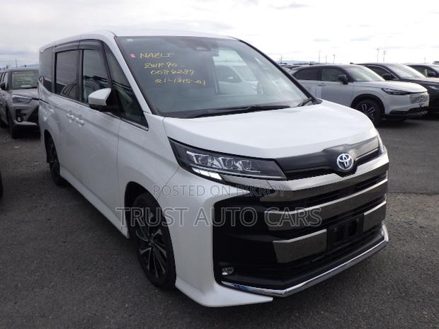 Toyota Noah 2023 White