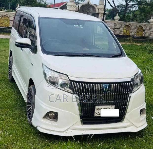 Toyota Noah 1.8 FWD Hybrid (7 seater) 2015 White