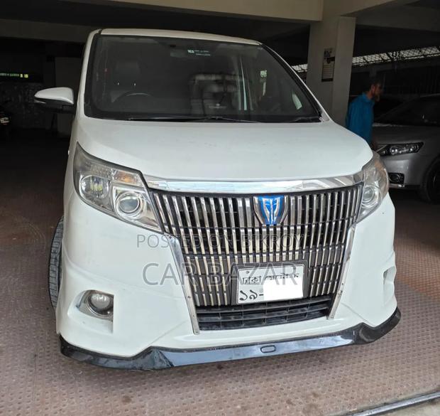 Toyota Noah 1.8 FWD Hybrid (7 seater) 2015 White