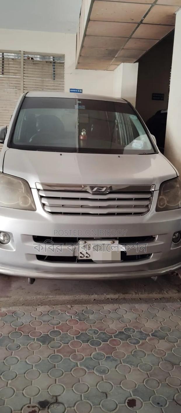 Toyota Noah 2002 Silver