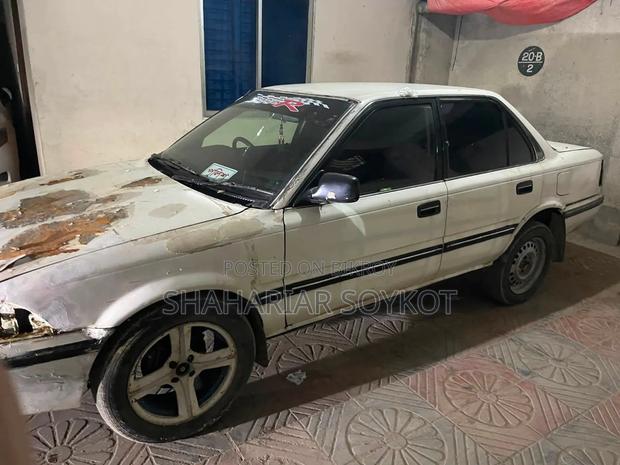 Toyota Corolla 1998 White