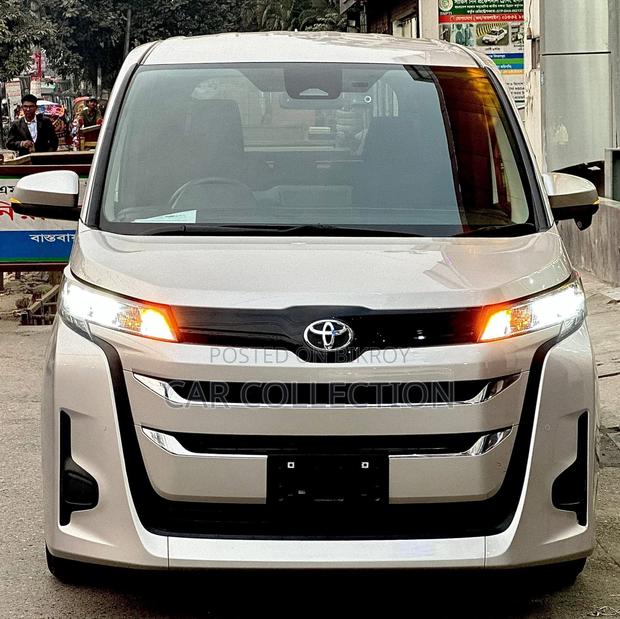 Toyota Noah 2022 Brown