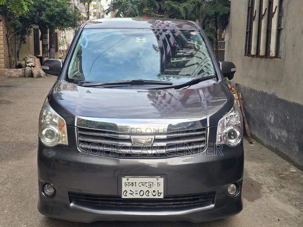 Toyota Noah 2013 Gray