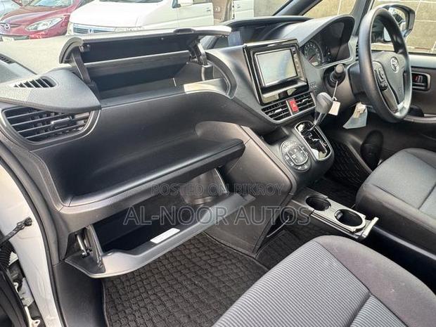 Toyota Noah 2021 White