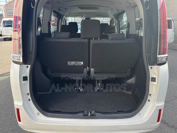 Toyota Noah 2021 White