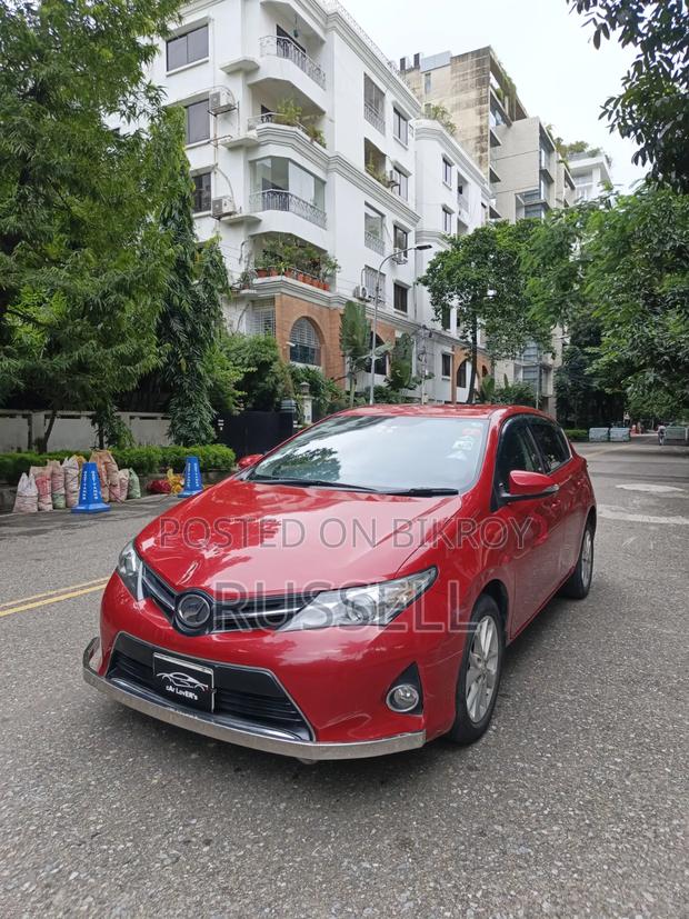 Toyota Auris 2012 Red