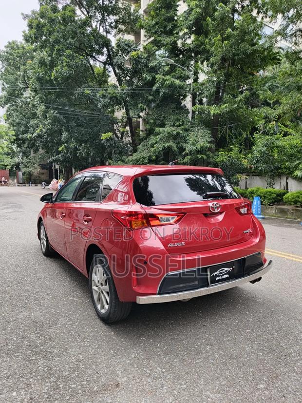 Toyota Auris 2012 Red